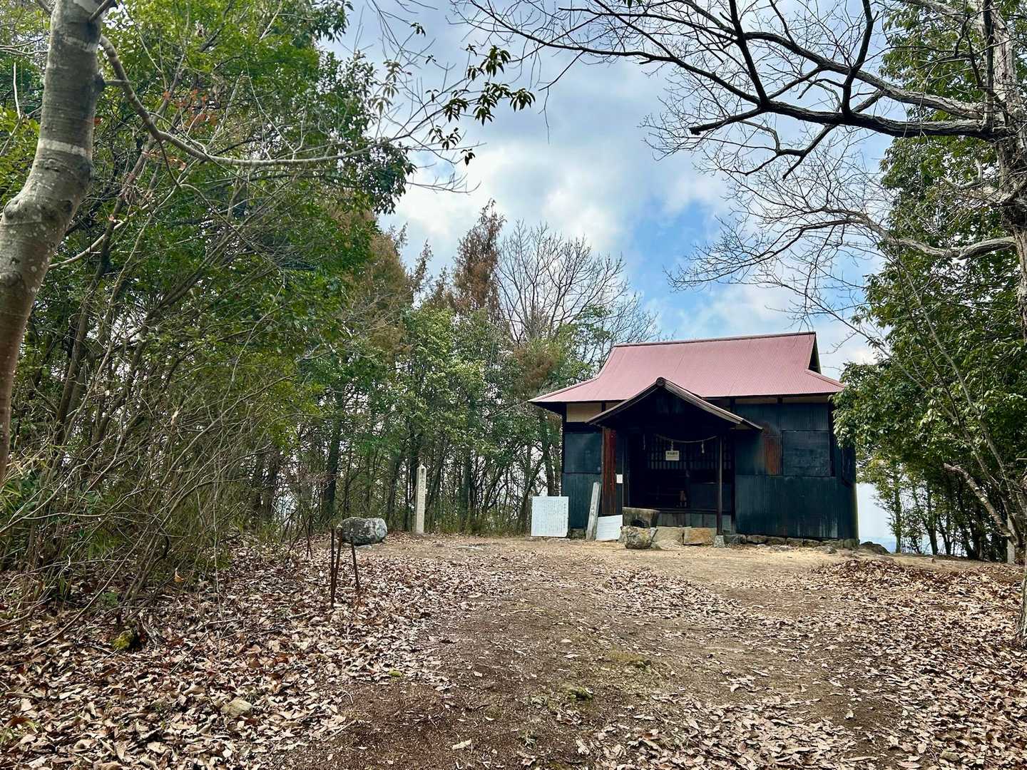 新庄山城跡にある石鉄神社。
この後ろ側からの景色がキレイ。