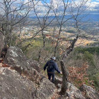 低山ながら険しい岩場