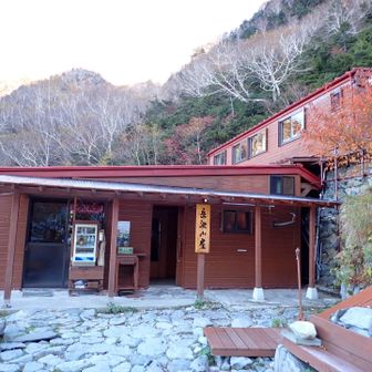 岳沢小屋迄は、日があたっていないので寒かった🥶