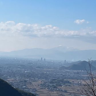 遠くは霞んでいる　八木山山頂