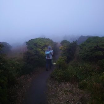 午前中はこんな感じでガスかなぁと歩く。
こっちのコースは、登山道もガレ場無くて人も居なくて歩きやすい🍁