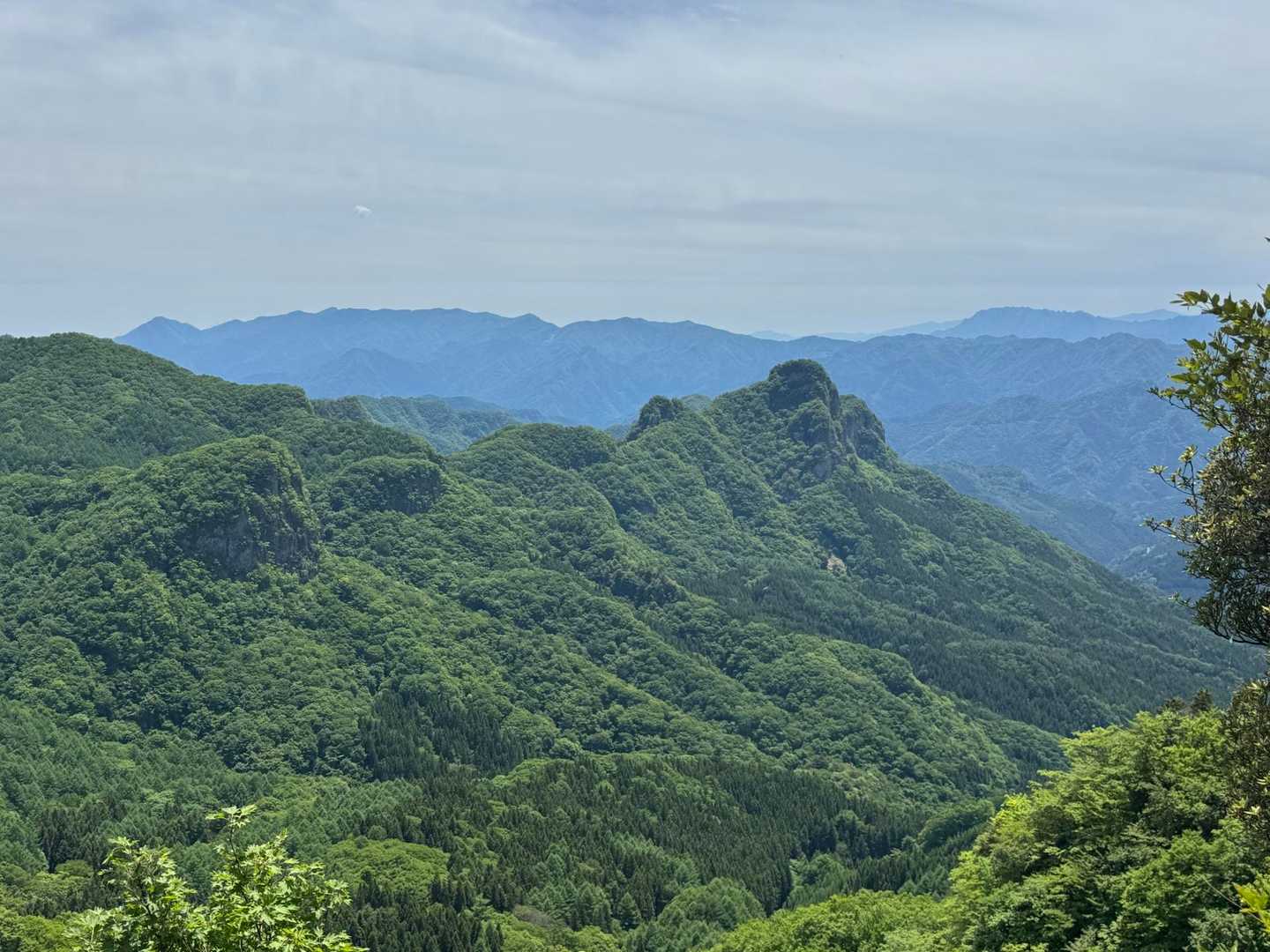 ここからの展望
手前のトンガリが神無岩🪨