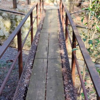 この橋を渡ったら下山完了