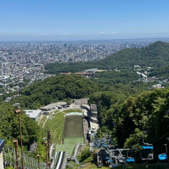 殆どの人々はリフトに乗って上がって来ます