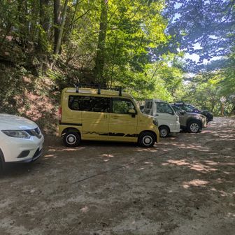 下山路途中の矢立石まで車で上がれます