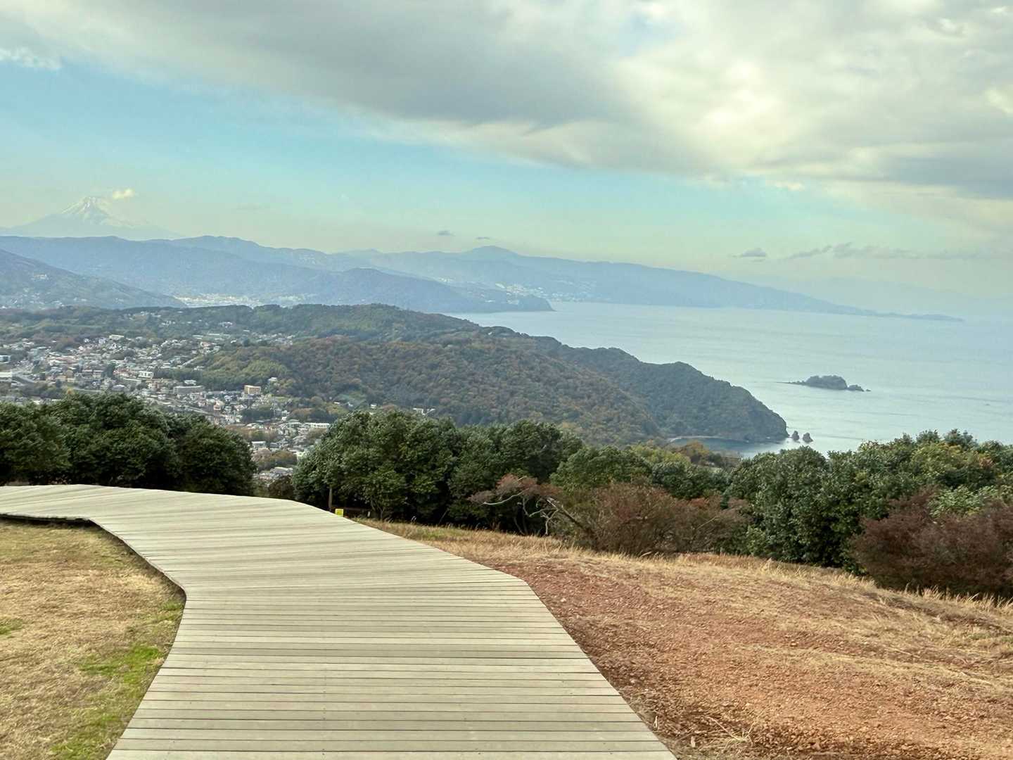 富士山と相模湾
山頂を一周するリッジウォークは気持ちいい♪