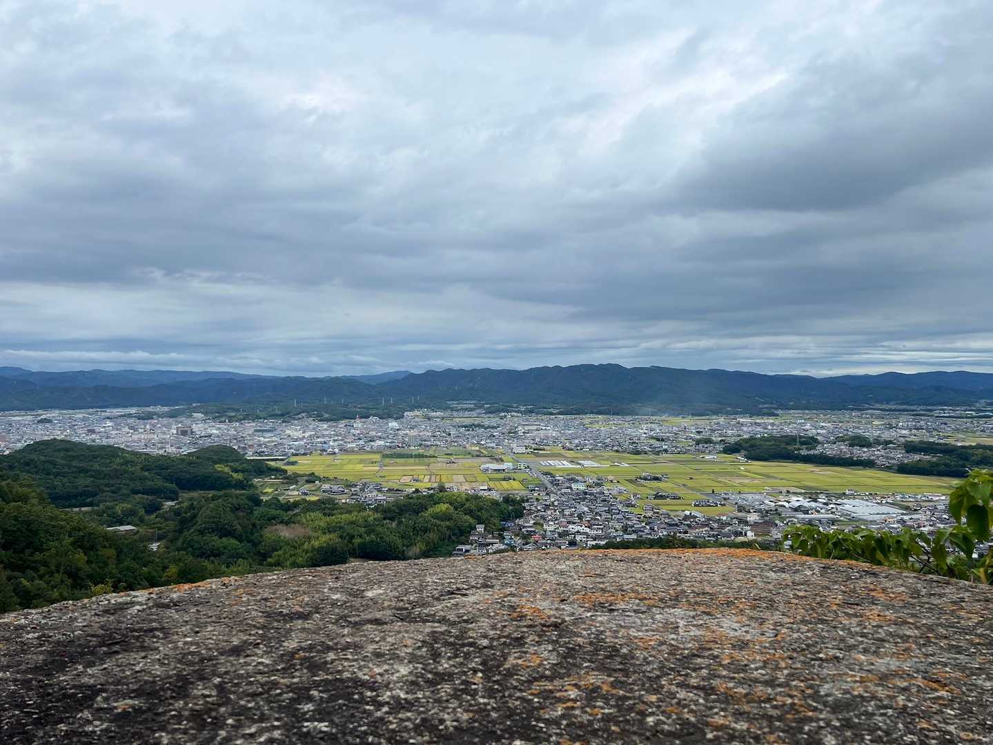 岩の上から