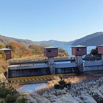 湖尻水門と紅葉