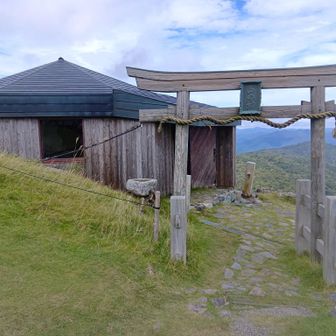 びわ湖バレイ方面の斜面に山の神を祀った場所がありました。中にベンチもあり、少し休憩も出来るようです。
