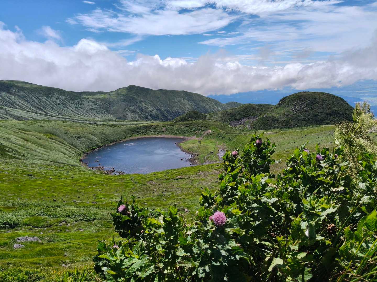 象潟口（鉾立） | 鳥海湖、高山植物の稜線、日本海を望む大パノラマ。迫力の単独峰の写真