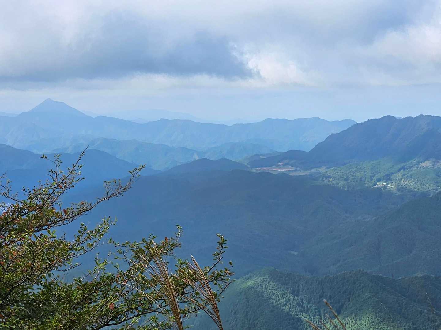 左側に高見山