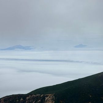 雲の上に頭を出してるのは北方領土にある山⛰️