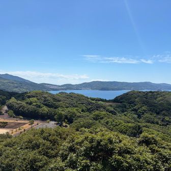 海を挟んで野母崎半島