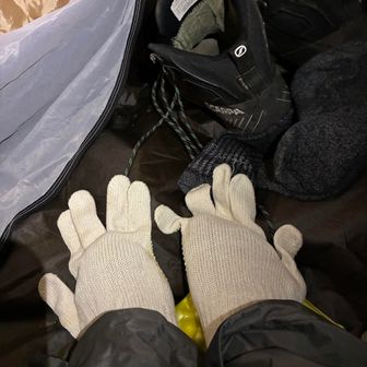 装備面では失敗もあり、メリノウール靴下を一枚汗で濡らしてしまったため足指が冷えました

ので足にアタック用の軍手をはいて、せめて寝ている間の寒さをしのげないか、と考えていたダメな人の写真です

それとノースフェイスのロングTシャツを車に忘れ、これは本当に失敗でした