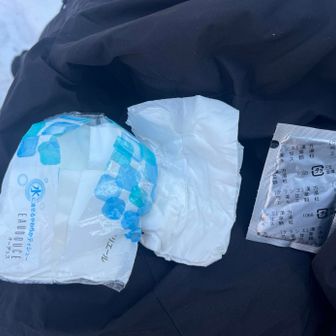 ティッシュ忘れたことに気づく
そういえば、ダウンのポケットにあったはず
4枚か、最低でも10回は鼻かむからね、鼻炎
貴重な4枚だ💦
なんか膝も痛いので漢方薬も飲んどきましょう。