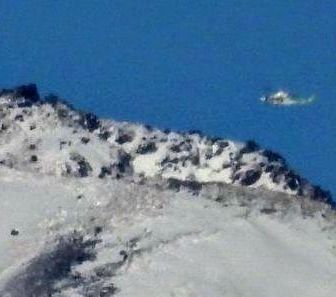 そしたら日光白根山の山頂右肩にヘリコプターです。😃✌️