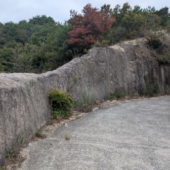 この岩の上も道

怖すぎてムリ〜