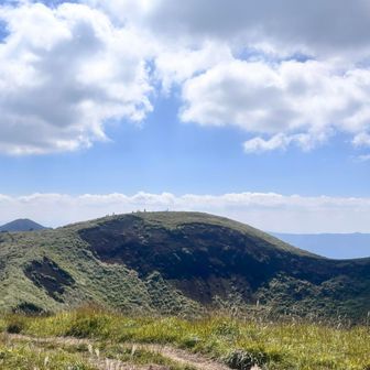 山頂正面
案外広く大きな火口跡
ミニ韓国岳って感じ😁