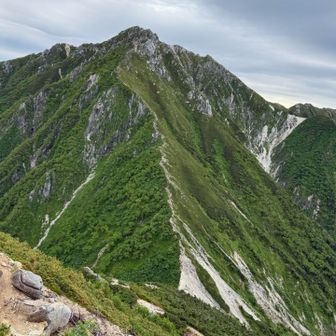 一気に下って、また空木岳へ向けて登ります