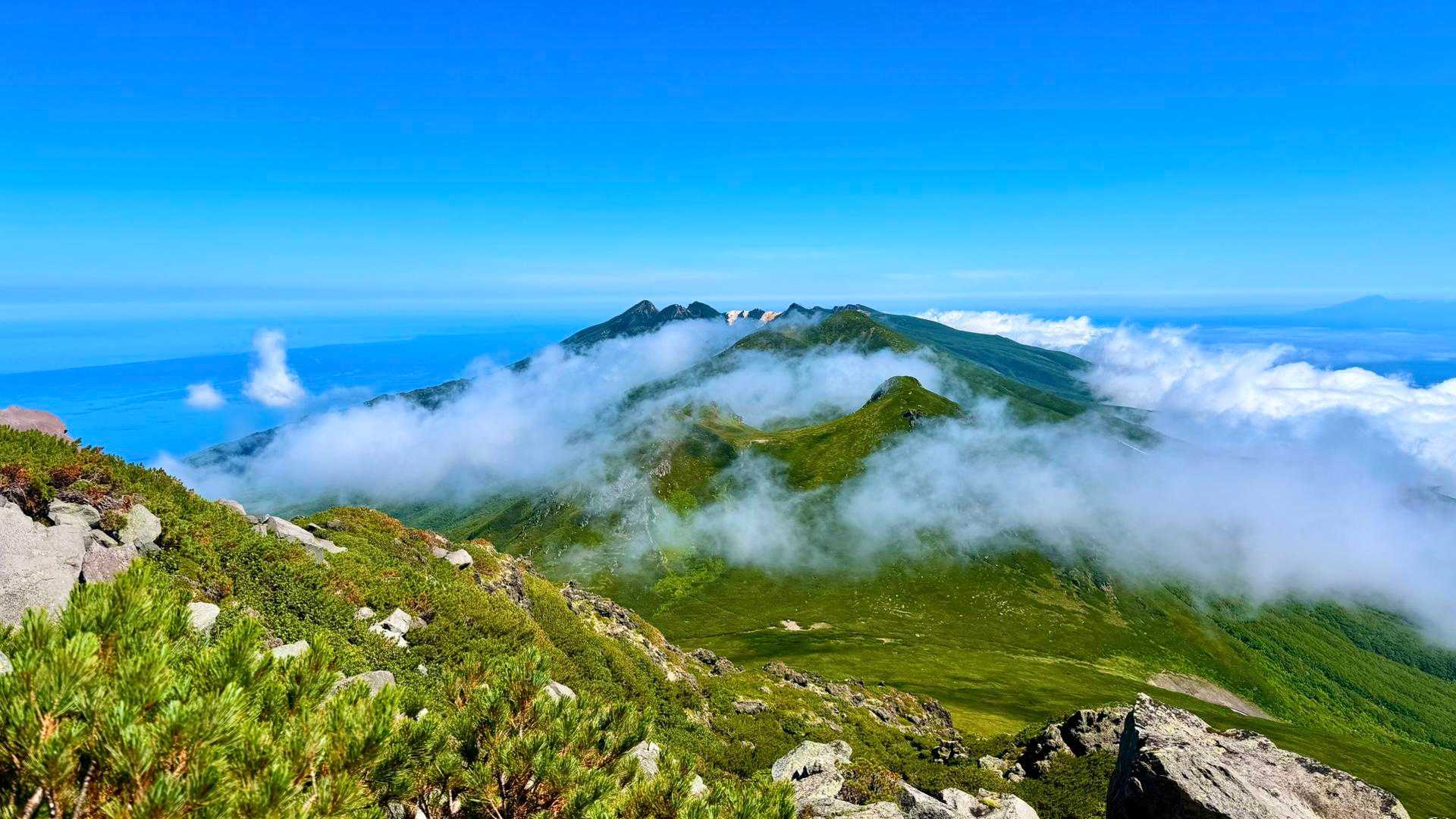 時々来た道を振り返っては元気をチャージする
半島の先まで知床連山の山並みが続いていた
まじで絶景だよなあ
