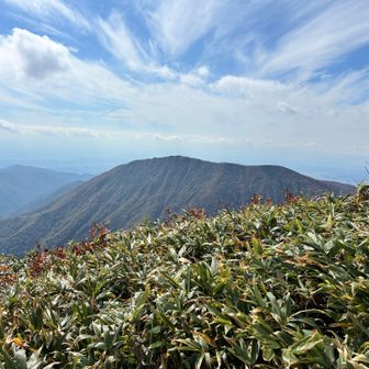 杢蔵山の東側は雪庇の崩落によって切り立った男性的な山容
西側の女性的な印象とは真逆
