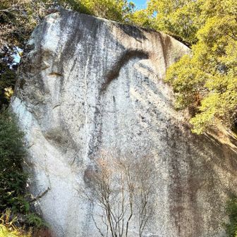 この巨岩に弥勒磨崖仏様が掘られています
切り立った岩に彫刻をほどこしたのは天人だというお話も残っているそう