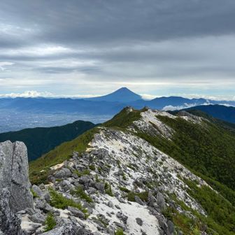 観音岳から富士山
右は櫛形山かな？