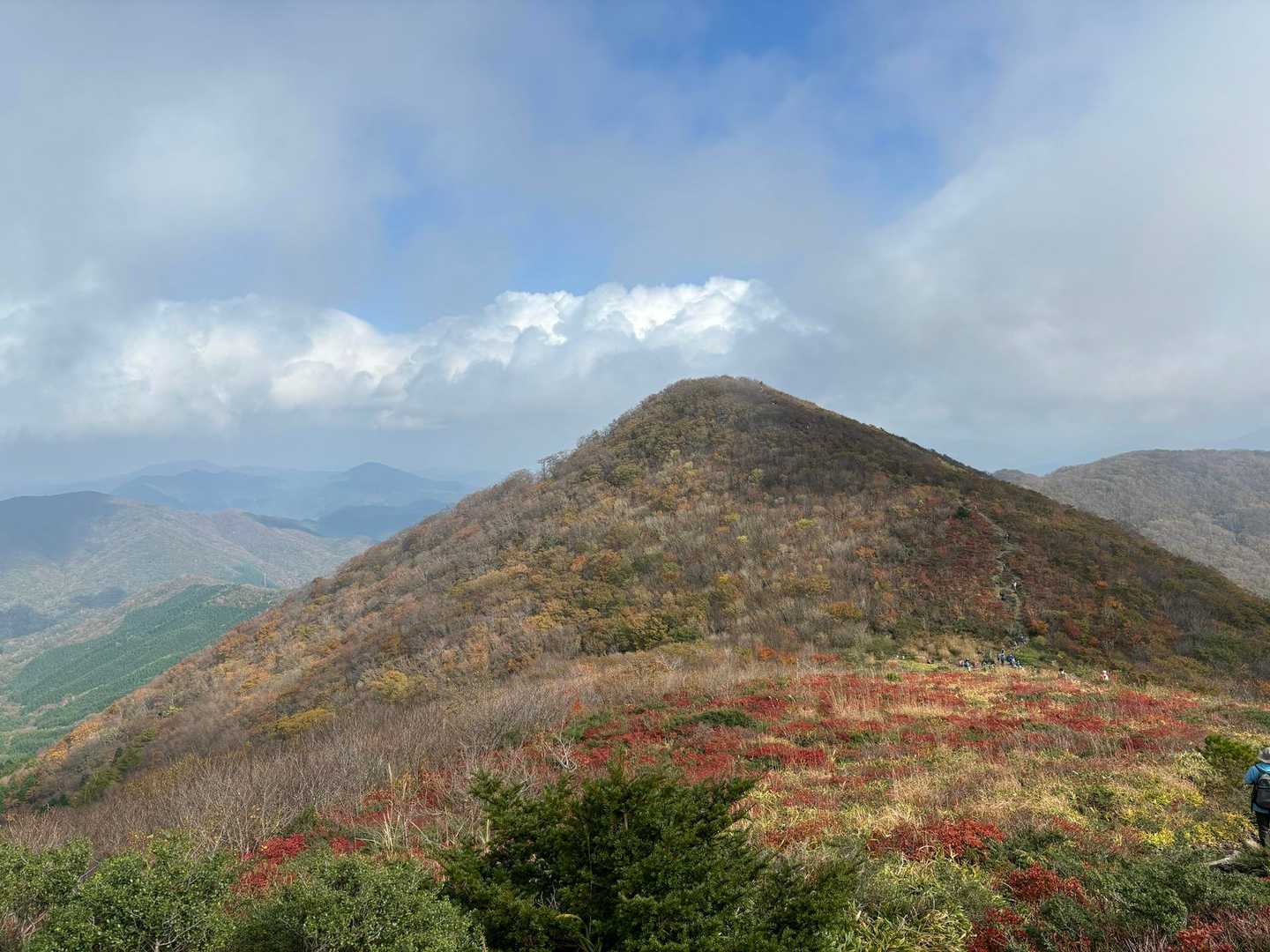 雲多めながら、紅葉の池の段の麓と立烏帽子山