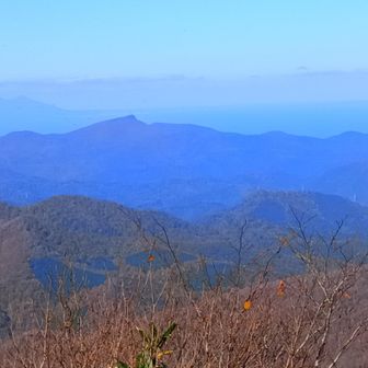 烏帽子岳くっきり。
小川原湖も見える。
あまり見慣れない景色が広がる