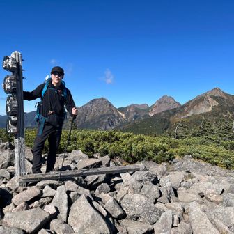編笠山到着！少し寒い。景色はバッチリ！
