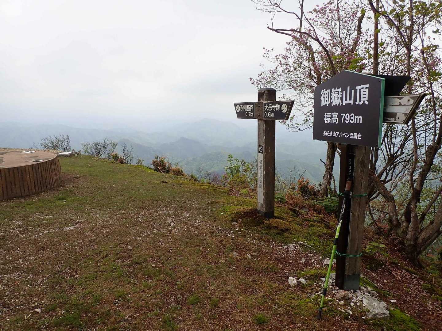 御岳山頂に到着しました🙂
もともと標高差500mちょとですが、それだけも登った感じがしない歩き易いルートでした☺