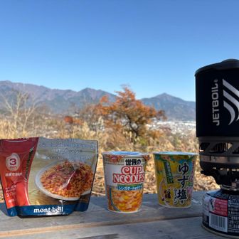 今日のランチパック🍜
丹沢連峰を眺めながら食べます😋
食べ過ぎ？
更にパンも食べる🥖🤭