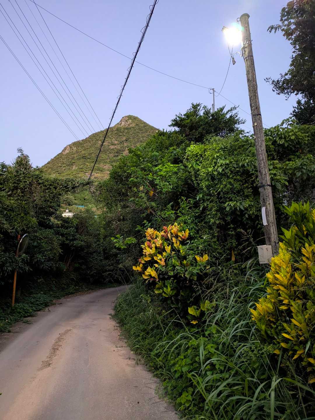 じんわり明るくなる中歩道をテクテク
正面に見えるのが三角山
なるほど三角