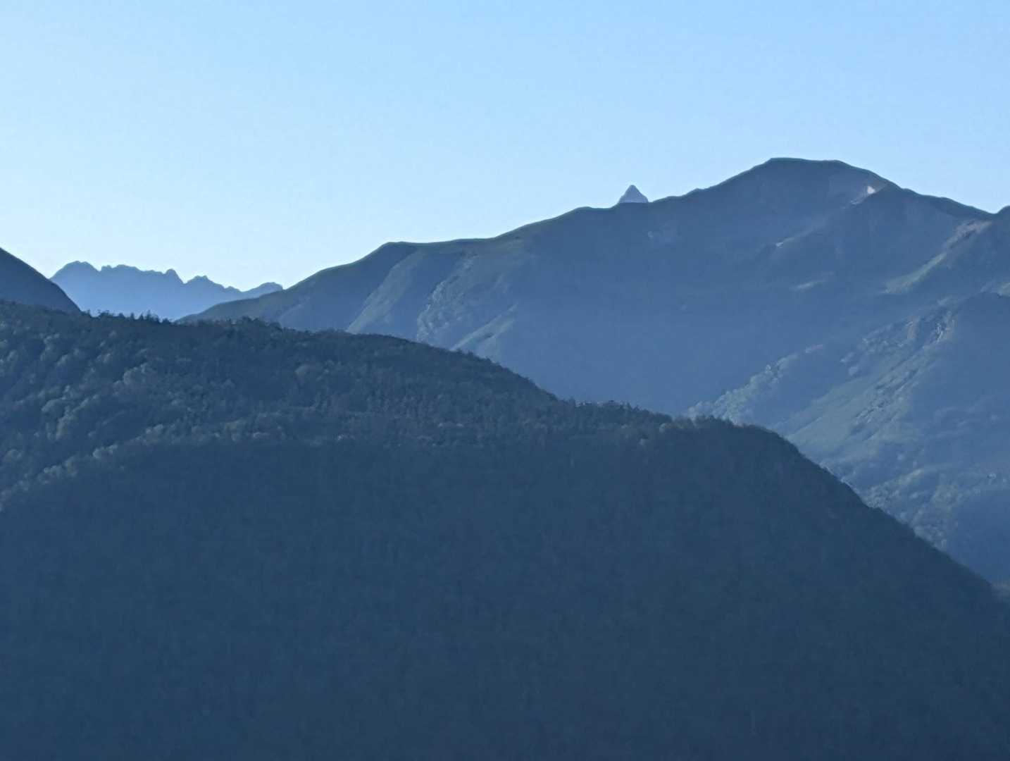 槍の穂先がちょっとだけ見えてます
左は槍ヶ岳の北鎌尾根です