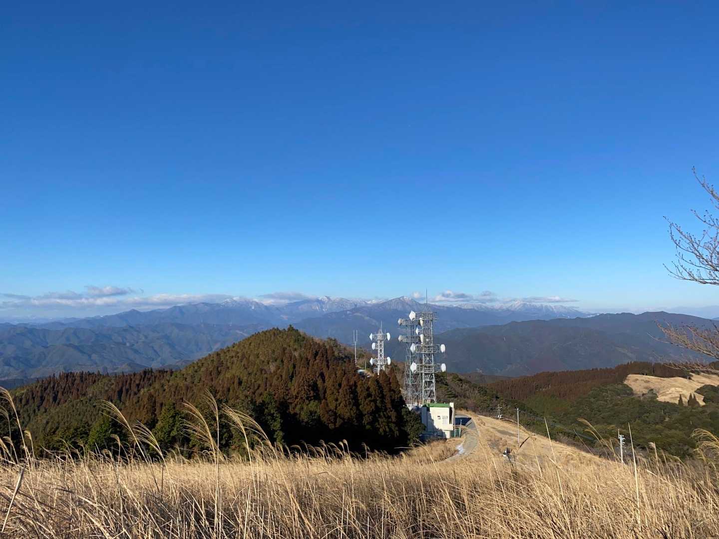 祖母山？の方かな？、雪が積もってる