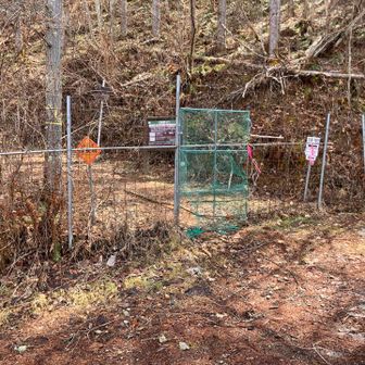 この防獣柵をくぐり