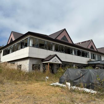 前の道に路駐して塀を潜り廃スキー場の脇を通って山道へ。