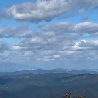 左奥　早池峰山　　雲が掛かっている