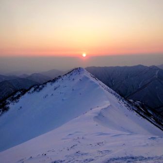 トヨニ岳山頂🙌
ご来光に間に合いました🌅