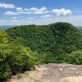 ついさっき昼食休憩した展望テラス（岩）が惣山の左側に見える