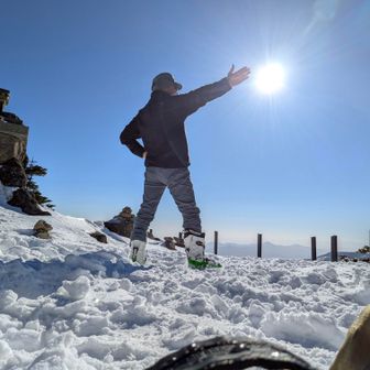 山頂でお会いした、ボードのユーチューバーさんとお互い写真撮影。これはタイマーで。