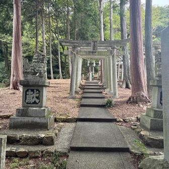 

今度 は 複数の グレー の 鳥居 を
潜ります ⛩️ 🙏
俗世間 と 神域 の 結界 ですか
神域 に 入って行く 
気構えが 出来てきました
