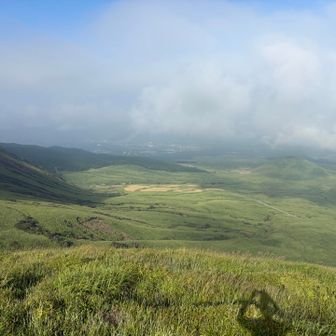 西峰？に到着！
山頂の先に行ってみたら…
米塚がくっきり🥰