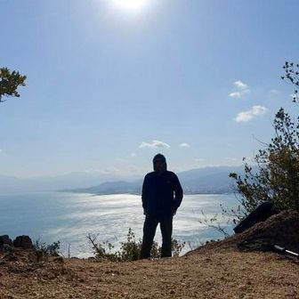 背景は石鎚山　逆光
館山山頂は賑やかだった。