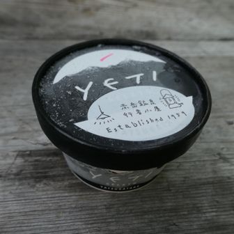 赤岳鉱泉のジェラートが食べたい！との奥様のご希望。暑かったせいか売り切れも多くプラムを食べたかったけど品切れ😭
でも何故か品書きにないいちごが登場🍓