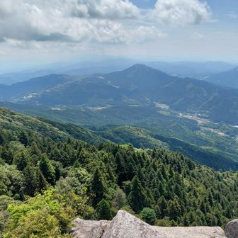 宝満山頂。
さて、ここは「こぶとりおやじ」の指定席（空いていたらですが）。 場所は上宮社の後ろの岩場で、「八大龍王」と呼ばれる懸崖の上。