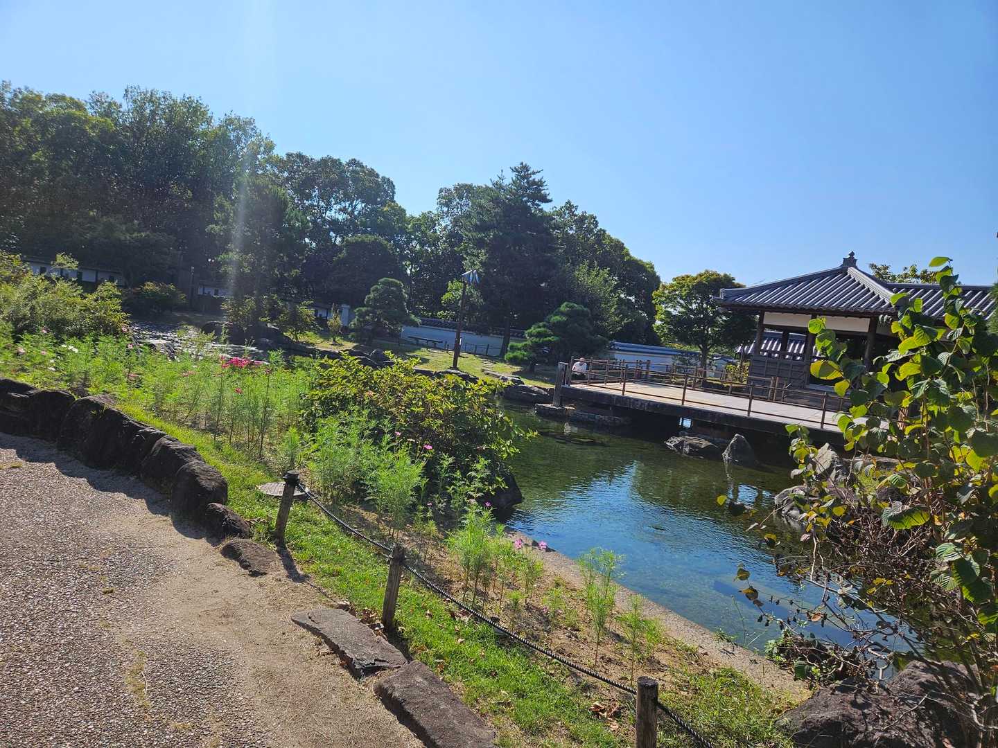 お天気のいい三連休、たくさんの人が訪れてます
