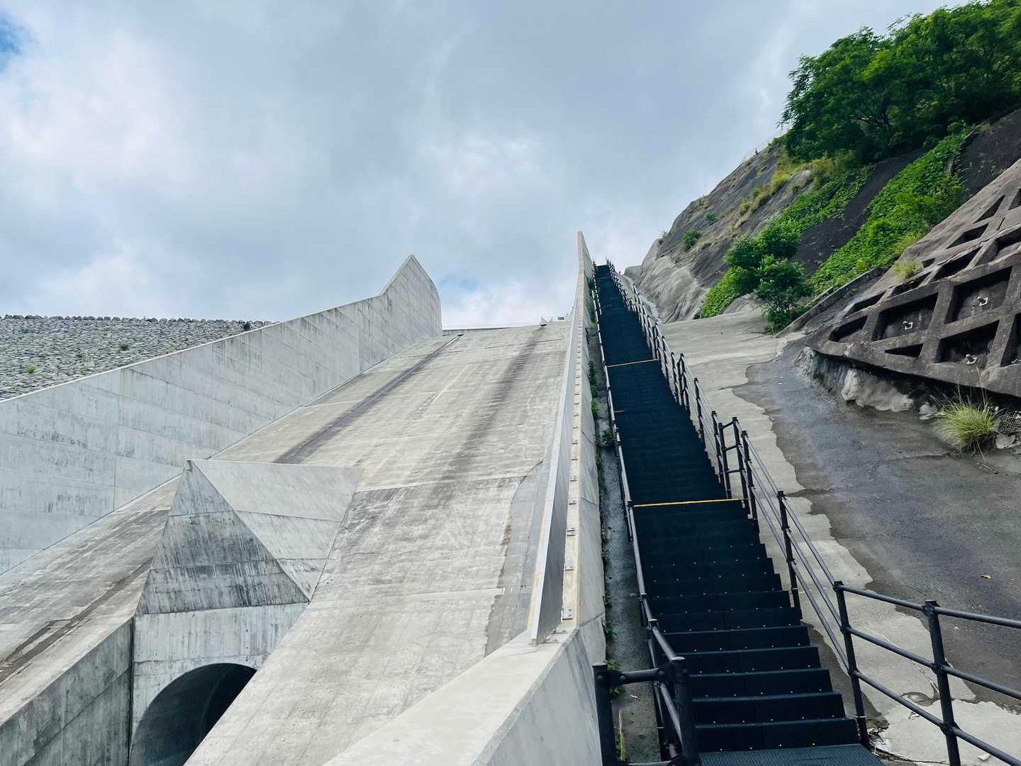 山頂をぐるっと一周して下山
しかしあまりに短かった😅
駐車場から長い階段を下って公園まで降りてみた