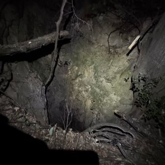 これがあの有名な建穴。
落ちたら家族に電話して警察に連絡してもらうしかないくらいの深さあります。