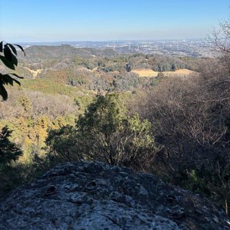日和田山方面へ少し進むと、眺望のいい岩場がありました✨
岩にはアンカーが取り付けられていていました。